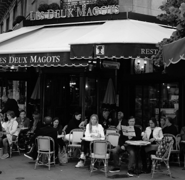 Café de Flore ou Les Deux Magots ? L'éternel débat littéraire.
